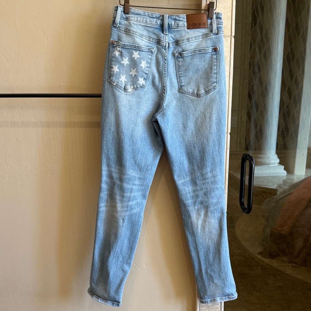 Judy BlueWomen's Light Blue Cropped Jeans with Star Accents